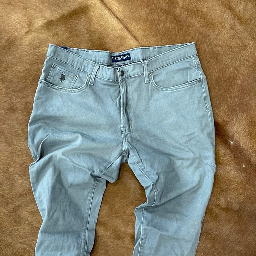 Stretchy active and comfortable pants. The waist is 38 and the length is 32.